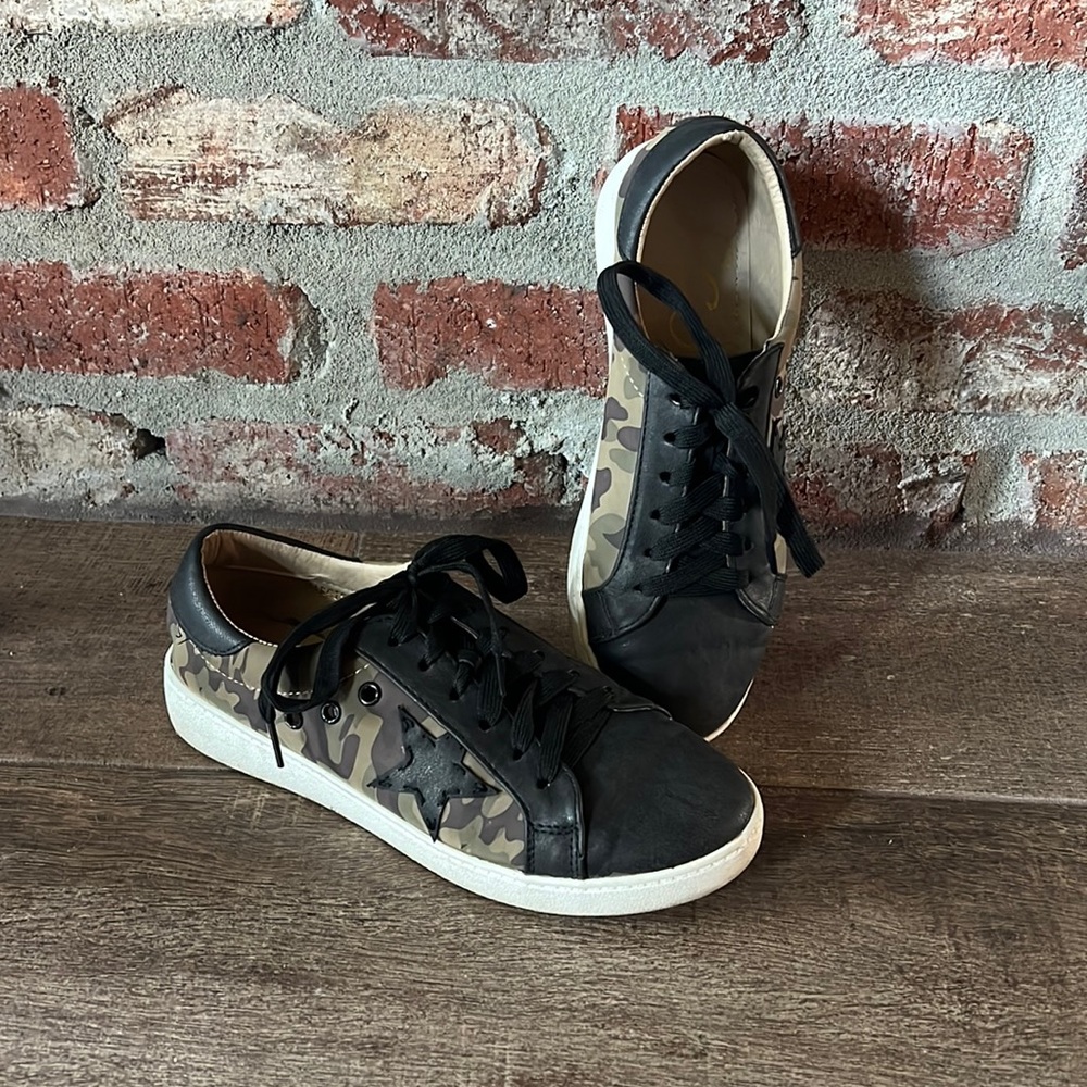 Camp tennis shoe